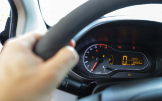 Andar na reserva pode acarretar problemas na capacidade de manobrar o veículo, na queima da bomba de gasolina e no acúmulo de sujeira no tanque