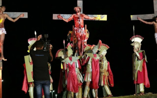 Cena da crucificação de Jesus.
