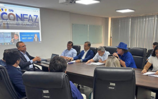 Secretário Donizeth Silva apresenta aos prefeitos os dados que embasam os repasses do ICMS