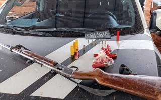 Arma de fogo e munições encontradas pela Polícia Civil durante cumprimento de mandado de prisão