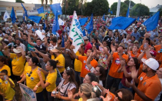 Após a caminhada, aproximadamente 2 mil pessoas se reuniram na Praça das Bandeiras