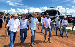Governador Wanderlei Barbosa visita estandes da Agro 360 durante a abertura da feira em Peixe