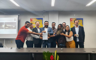 Representantes da SPU-TO e da UFT segurando o documento oficial que formaliza a cessão do imóvel para a Casa do Estudante da UFT. Foto: Arquivo SPU-TO