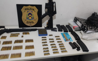 Armas de fogo e munições apreendidas na propriedade do suspeito durante operação da Polícia Civil.