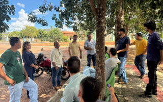 George França conversa com alunos e professores durante reunião na UFT.