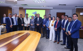 Eduardo Gomes é homenageado pela Abrajet durante sua visita à Assembleia Legislativa.
