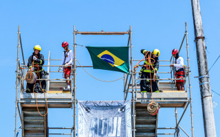 Bombeiros fazem içamento de material em uma das fases do Bombeiro de Aço, em Guaraí
