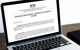 Computador exibindo informações sobre o Inquérito Civil Público que investiga a Câmara Municipal de São Valério, com foco nas denúncias de servidores fantasmas.