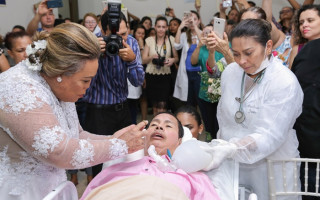 Maria mostra ao marido a aliança dele