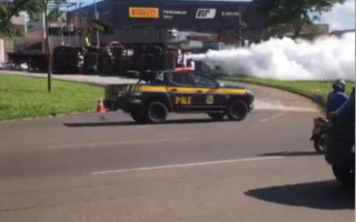 Caminhão-tanque com oxigênio tomba em rotatória da BR-153, no Entroncamento de Araguaína. 