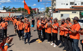 Participantes são recebidos com emoção na Igreja Nova Chance após o retorno da montanha.