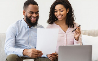  O direito se estende tanto à casados quanto a pessoas que vivem em união estável, desde que o vínculo conjugal seja comprovado.