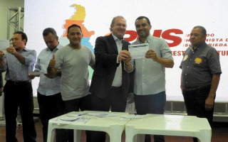 Presidente do PHS, Mauro Carlesse com novos integrantes.