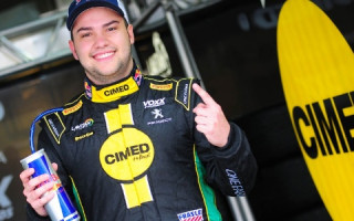 Piloto tocantinense Felipe Fraga, da Stock Car, doou um macacão para ser leiloado no evento.