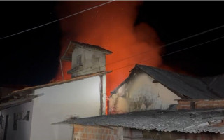 Incêndio começou por volta das 23h da noite desta segunda-feira (2/6)