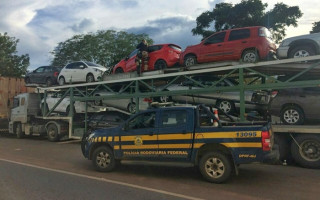 Veículo clonado estava sendo transportado em um caminhão cegonha