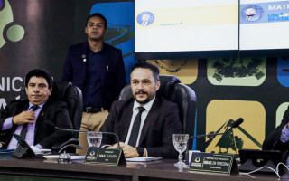 Vereadores durante sessão que aprovou projetos do presidente Max Fleury e de outros três parlamentares na Câmara de Araguaína.