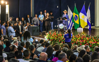 Autoridades e representantes da sociedade civil selam compromisso com a primeira infância durante lançamento da aliança 