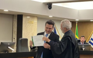 Tiago Dimas (Podemos) recebe diploma do presidente do TRE, João Rigo Guimarães 