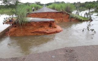 Pista rompe ao meio após córrego transbordar com chuva forte