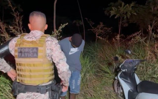 Suspeito preso conduz PM ao local onde moto foi escondida após assalto.