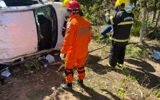 Duas pessoas morrem e seis ficam feridas após carro capotar e bater em árvore na TO-010 