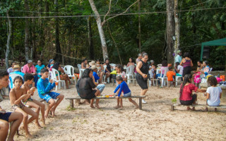 A partir de vivências compartilhadas, como brincadeiras da infância dos mais velhos, o projeto busca proporcionar experiências mais humanas, diretas e afetivas, especialmente em um momento em que o uso intenso da tecnologia tende a reduzir a interação soc