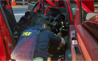 PRF apreende 13 kg de skunk escondidos no painel de veículo durante fiscalização na BR-153, em Araguaína.
