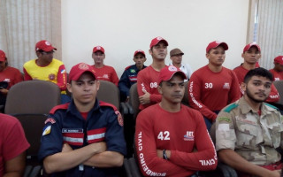 Bombeiros civis acompanharam a sessão na Câmara Municipal.