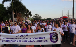  A caminhada seguiu até a Via Lago e reuniu centenas de pessoas Créditos