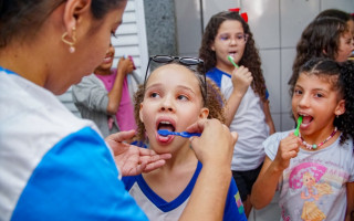 Além dessas frentes, a Secretaria Municipal da Saúde também disponibiliza atendimentos odontológicos por meio do Odontomóvel em ações e campanhas específicas