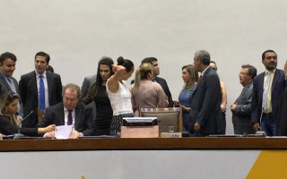 Mauro Carlesse tomando posse na Assembleia Legislativa.