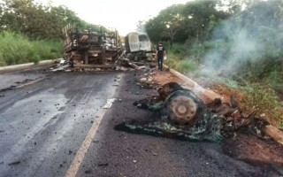 Caminhões batem de frente na BR 153, entre Pugmil e Nova Rosalândia.