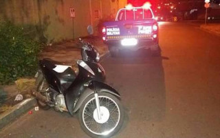 Policiais encontram a moto estacionada na Rua 3, centro de Araguaína.