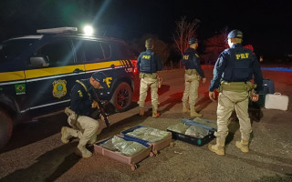  PRF apreenderam duas malas contendo 26 kg de maconha, além de um celular.