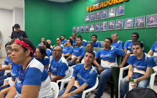 Alunos da APAE se apresentam no plenário durante audiência pública na Câmara de Araguaína.