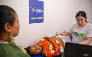 Para atuarem no SUS, os médicos selecionados contam com 16 cursos de aprimoramento em áreas como cirurgia, ginecologia, anestesiologia e otorrinolaringologia