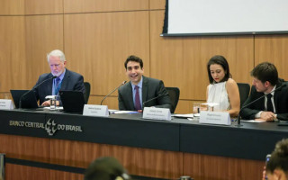 A partir de agora, contudo, novas empresas que queiram entrar nesse mercado não poderão operar antes que obtenham autorização do BC.