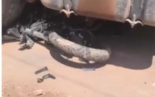 Acidente entre motocicleta e caminhão deixa dois feridos no Setor Couto Magalhães, em Araguaína.