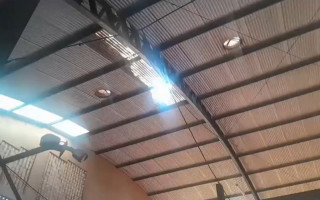  O trabalhador teria pisado fora do trilho da estrutura metálica do telhado e não resistiu à queda.