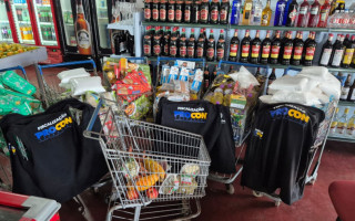 Durante a fiscalização, foram encontrados diversos alimentos com a data de validade expirada.
