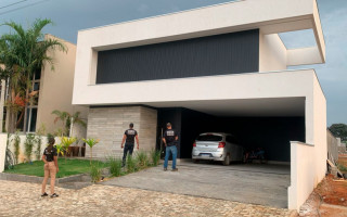 O principal alvo é uma influenciadora digital, identificada pelas iniciais A.P.C.C., que usava as redes sociais para promover plataformas de apostas irregulares.