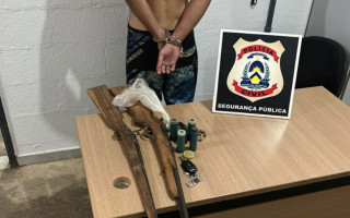  Suspeito foi autuado em flagrante pelo crime de posse ilegal de arma de fogo.