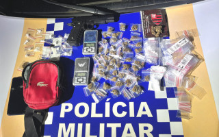 Ao todo, a polícia contabilizou 41 gramas de droga similar à cocaína e 64 gramas de substância análoga à maconha.