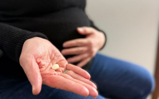  Os estudos mostram que o autismo resulta de uma complexa interação entre genes e fatores ambientais, e não de um único fator.