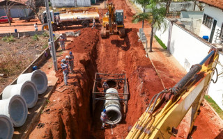  As regiões do entorno da obra receberam sinalizações indicando desvios e proibição de passagem, por isso a Prefeitura de Araguaína pede a atenção dos condutores e pedestres que trafegam pelo setor.