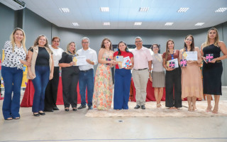 Durante o evento foram entregues troféus, medalhas e certificados para as escolas e profissionais premiados, além de celulares e smartwatches, doados por meio de uma parceria com a Receita Federal.