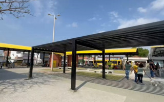 Nova Praça das Bandeiras recebeu piso intertravado com acessibilidade em toda a área, novos bancos de concreto, pergolado metálico, banheiros públicos, pontos comerciais revitalizados e estacionamento para veículos. 