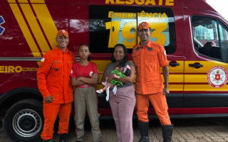 Ana Júlia Alves de Sousa, de 13 anos, salvou a irmã recém-nascida aplicando técnicas aprendidas no PROEBOM. Na foto, ela aparece ao lado da mãe, da irmã e dos soldados Nunes e Ícaro, instrutores do programa.