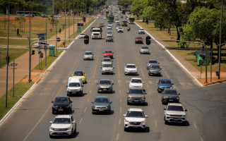 Famílias precisam comprometer parte significativa da renda por vários meses para arcar com o valor da CNH no Brasil